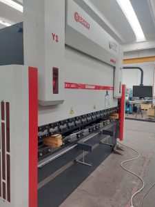 Pressa piegatrice idraulica XL 3020×100 Ton CNC Esa 875 Nr.4 Assi controllati: Y1-Y2-X-R